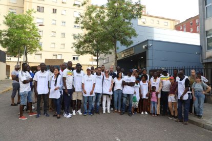 Els manifestants van sortir de davant de l’oficina d’Estrangeria.