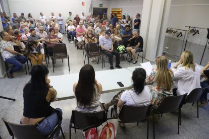 Els veïns que van acudir a l’assemblea van omplir la sala del local social del barri.