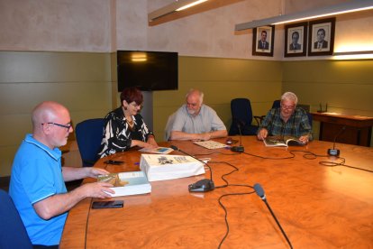 Xavier Díaz, Maribel Pedrol, Jaume Perarnau i Amadeu Ros, ahir a la Casa Canal de Mollerussa.