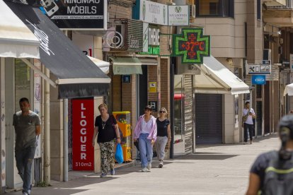 Transeünts buscant l’ombra ahir pel carrer Pi i Margall.