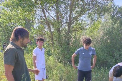 Els escolars van plantar arbres en un bosc de ribera.