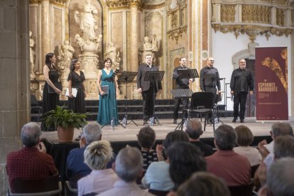 El director Rinaldo Alessandrini (dreta) i el seu Concerto Italiano, ahir a la Universitat de Cervera.