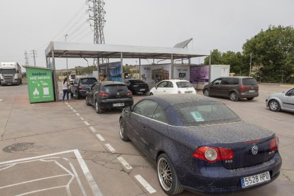 Cues ahir de vehicles en un autorentat de Guissona, després de la pluja que va caure a la matinada.