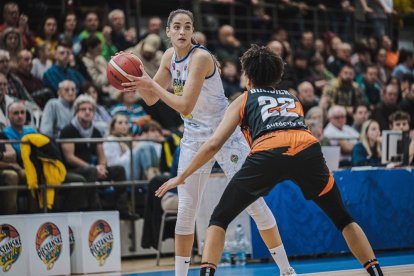 Ana Mandic controla la pilota durant un partit de la EuroCup.