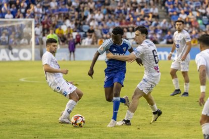 Quadri intenta avançar entre dos jugadors del Ieclà.