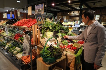 El director d’Innovació i Projectes de Supsa, Carles Hurtado, a l’espai de verdures i fruites del Sunka.