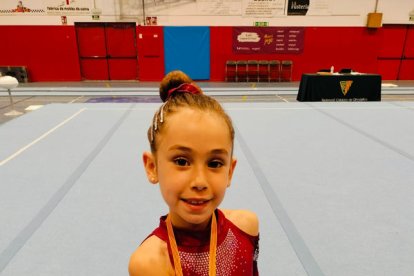 Marta Muñoz, amb la medalla de bronze. A la foto de la dreta, algunes gimnastes del club lleidatà.