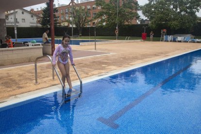 Una nena baixant ahir per les escales d’una de les piscines d’Agramunt per banyar-se.