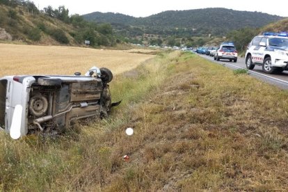 Imatge de la furgoneta bolcada en el sinistre de Ponts.