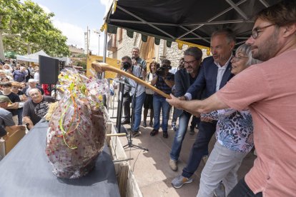 Quim Masferrer i Mercè Canela, trencant l’ou de xocolate de deu quilos.