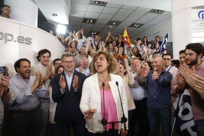 Dolors Montserrat, al costat del líder del PP, Alberto Núñez Feijóo, celebren els resultats obtinguts.