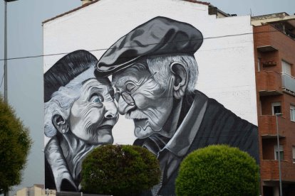 El mural ‘Amor Infinit’, al carrer Verge de Montserrat.