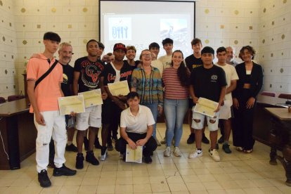 Diploma per a catorze joves que acaben un curs d'auxiliar forestal