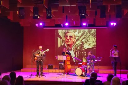 Alfons Enjuanes Trio i Pau Lladó van posar la música a la vetllada dedicada a Jaume Magre.