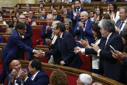 Salvador Illa felicita Josep Rull després de la seua elecció com a president del Parlament dilluns.