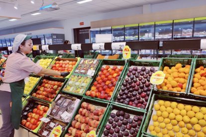 Zona de fruiteria d’un supermercat amb l’oferta de fruita de pinyol d’estiu.