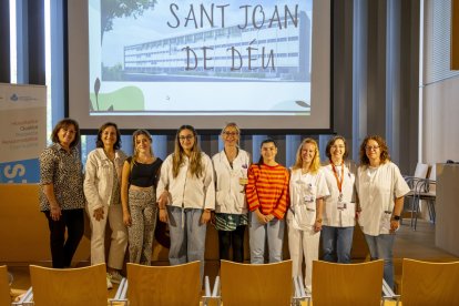 Alumnes i professores de l’Episcopal, ahir amb terapeutes i directives del Sant Joan de Déu.