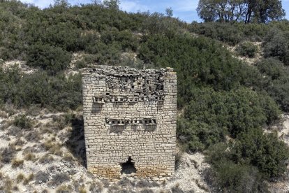 El colomar és a la faldilla d’una muntanya al costat de la població.