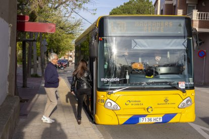 Dos usuaris pujant a l’autobús llançadora de Magraners el dia de l’estrena, el 2 d’abril passat.