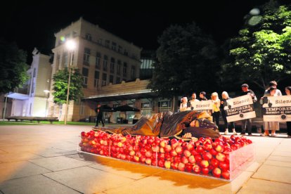 L’artista guatemalenca Regina José Galindo dormint ahir a la nit a la plaça Ramon Berenguer IV.