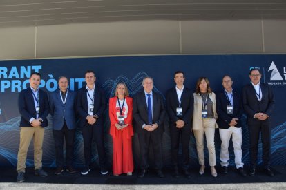 El ministre d’Indústria i Turisme, Jordi Hereu, amb els organitzadors de la Trobada al Pirineu.