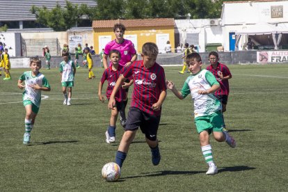 Una acció del partit entre un equip de la CEEF UE Tàrrega i l’Òdena.