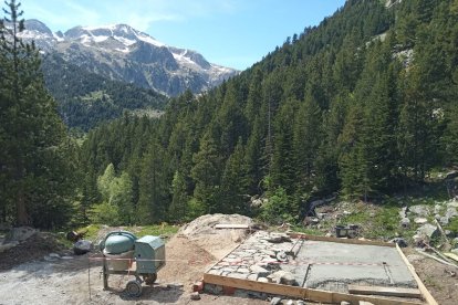 La plataforma en construcció, d’uns quatre per quatre metres, per a helicòpters d’emergències.