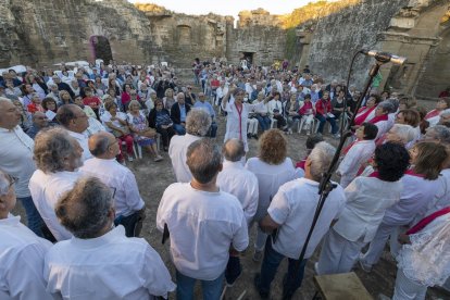 La Coral Doll de Veus de Guissona, amb 40 components, dissabte a les ruïnes del Palau de Fluvià.