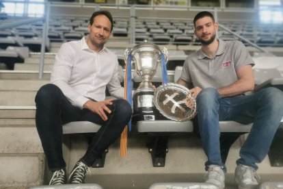 Bordas i Cuéllar posen amb els trofeus de campió de la LEB 2000-2001 i de la Final Four 2023-2024.