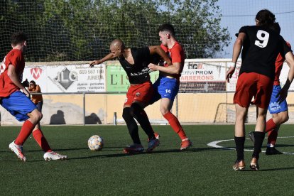 David Cusiné, del Juneda, lluita una pilota amb Adrià Fernández, de l’Alpicat.