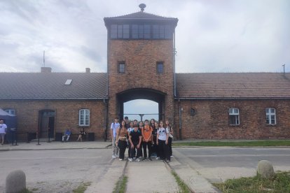 Els alumnes i les dos professores al camp de concentració d’Auschwitz-Birkenau.