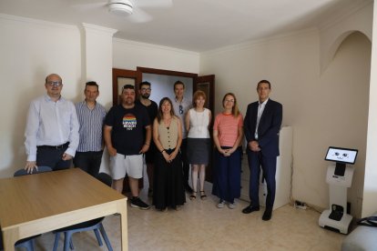 Usuaris i impulsors d’aquest recurs habitacional, ahir durant la presentació.