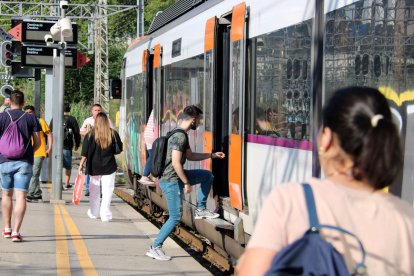 Usuaris pujant al tren de l’R3 a Montcada Bifurcació.