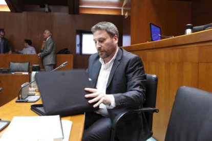 El diputat de CHA José Luis Soro repassa la documentació abans d’una intervenció a les Corts.