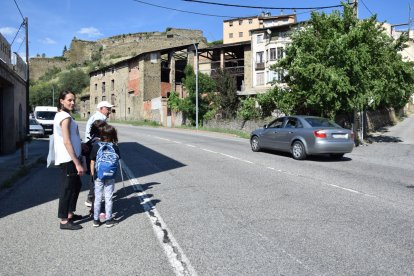 Els veïns creuen cada dia en diverses ocasions la carretera N-260, amb poca visibilitat i que travessa Castellciutat.