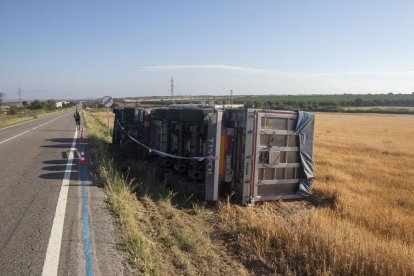 El camió va bolcar a la C-14 entre Tàrrega i Altet.