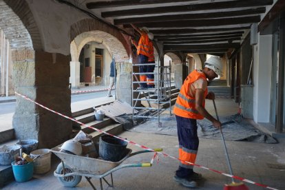 Dos dels operaris contractats per millorar el centre.