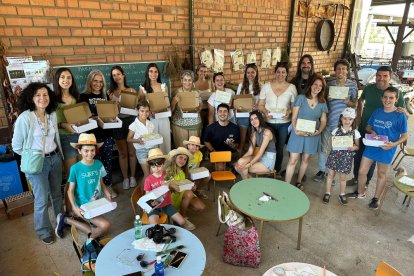 Foto de família dels participants en el taller ‘Farmaciola de Pagès’, que va tenir lloc el cap de setmana.