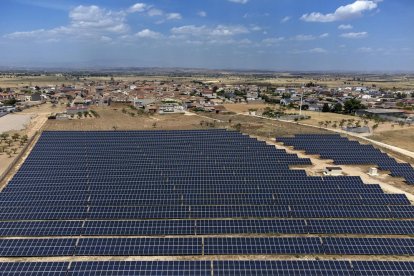 Vista aèria de la central solar, construïda fa un any i encara sense permís de connexió a la xarxa.