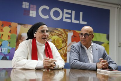 Sor Lucía Caram amb el president de la Coell, Josep Maria Gardeñes, durant la presentació.