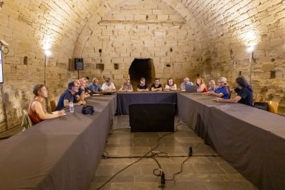 Una quinzena de persones es van reunir ahir a la Casa de la Volta del Turó de la Seu Vella.