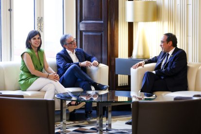 La lleidatana Marta Vilalta i el president d’ERC al Parlament, Josep Maria Jové, ahir amb Josep Rull.