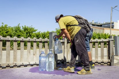 Seròs ha contractat un agent cívic (esquerra) mentre que UGT informava temporers dels seus drets laborals ahir a Lleida.