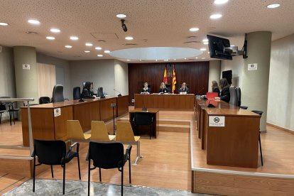 La presidenta de l’Audiència, Lucía Jiménez, en el moment de suspendre el judici.