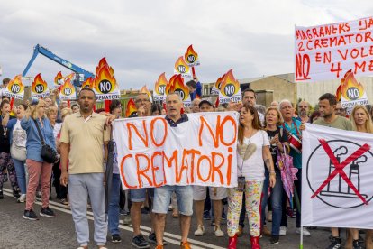 Els manifestants van recórrer els carrers del barri i van tallar uns minuts l’N-240 per concentrar-se davant del solar on s’ubicarà.