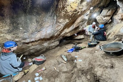 Vista del jaciment a la cova de l’Home Mort, a Soriguera, situada a 1.180 metres d’altitud.