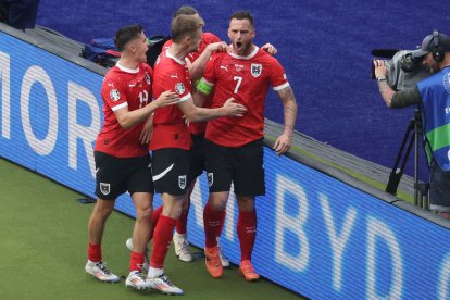 Arnautovic, a la dreta, celebra el gol amb els companys.