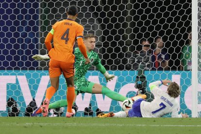 Griezmann falla una ocasió de gol davant del porter neerlandès.