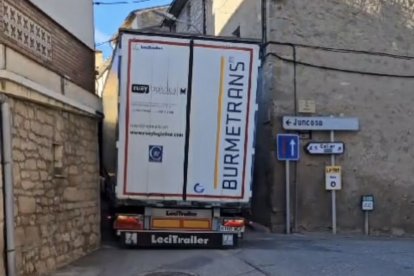 Un camió passant amb dificultats per la carretera de Juncosa, que és molt estreta al centre urbà.