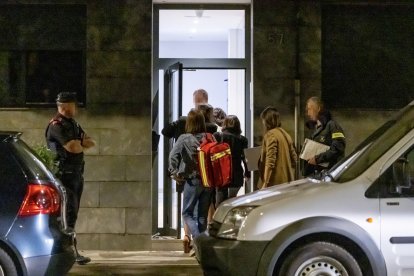 Moment de l’entrada de la comitiva judicial al bloc de pisos on es va produir el crim.